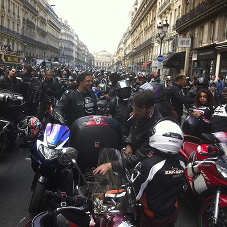 Là, pose Avenue de l'Opéra, je vais retrouver Jérôme dans quelques minutes, il y a des motards et des motos d'un bout à l'autre de l'avenue et les autos suivent.