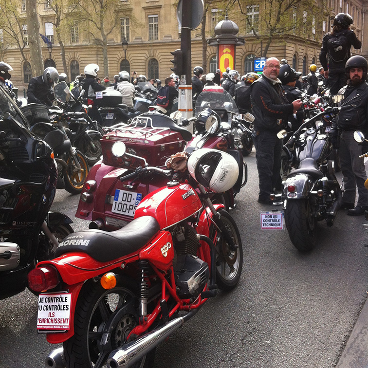 Arrêt prolongé pour la tête de manif à l'hôtel de ville (la kommandantur) il paraît qu'elle n'aime pas du tout qu'on l'appel comme ça le vielle Hôtel la maire Anne, mais elle nous à vu venir.