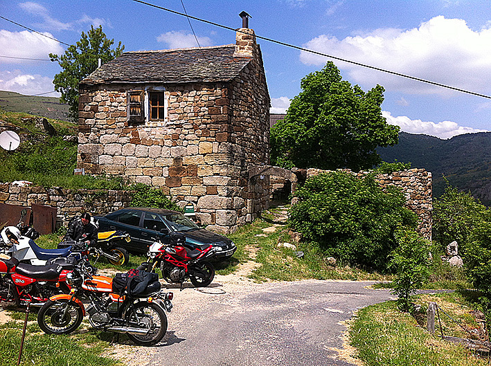 Solide batisse accroché à la montagne