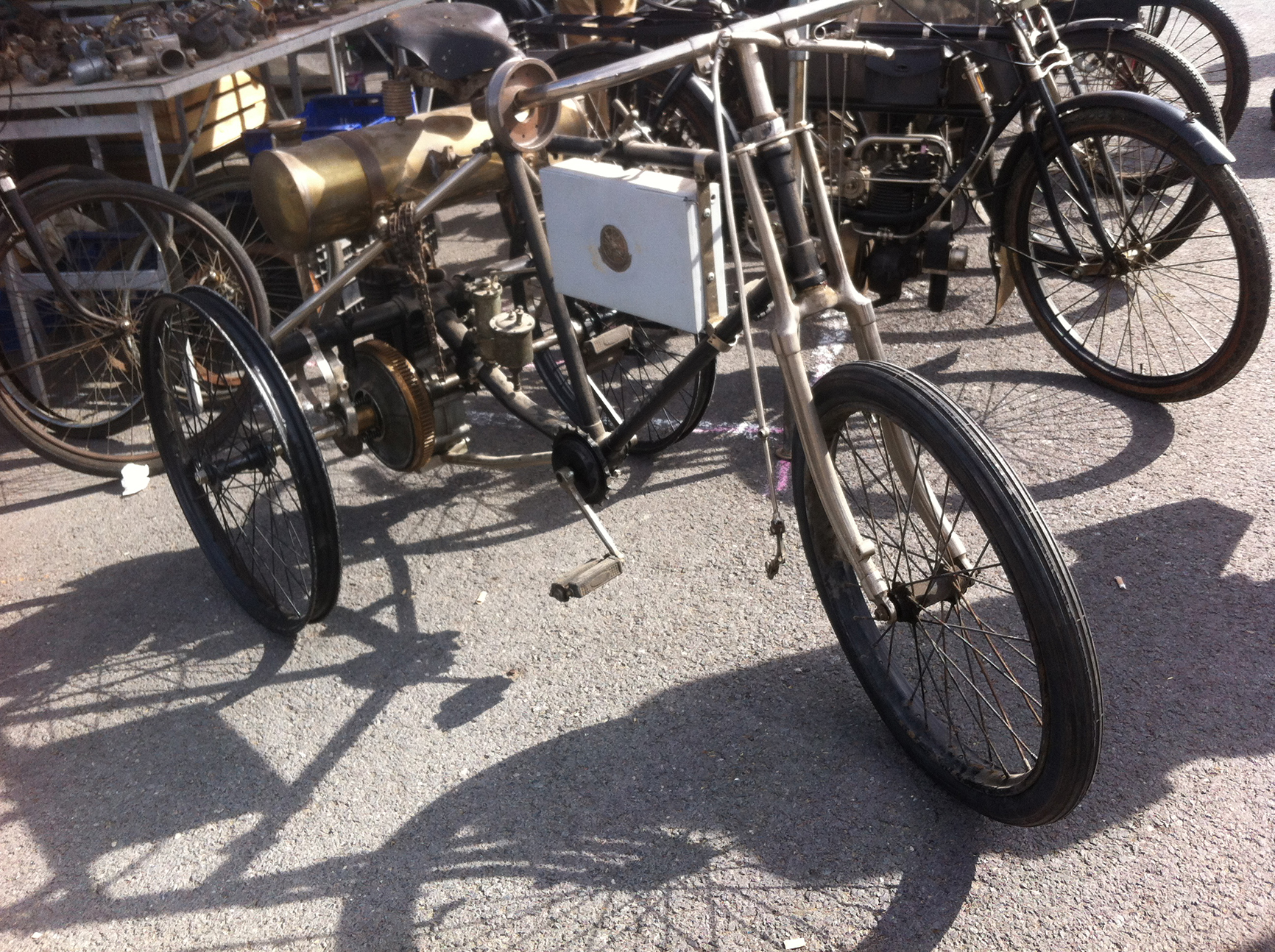 Sans doute la plus ancienne parce du XIX siècle alors que les autres ne sont que du début du XX éme Tricycle Dedion Bouton