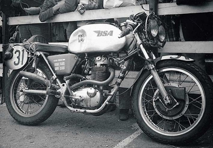 Mead-&-Tomkinson-BSA-500-B50-Mead-&-Tomkinson-garage-moto-Hereford-Angleterre-Europe.jpg