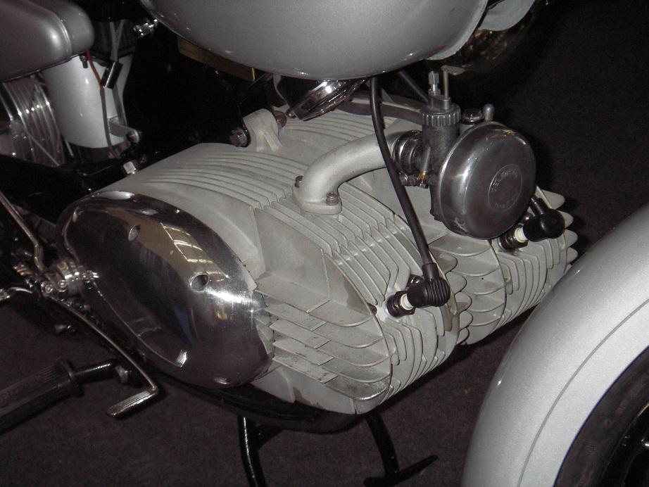 motobi 2 cyl 2.JPG